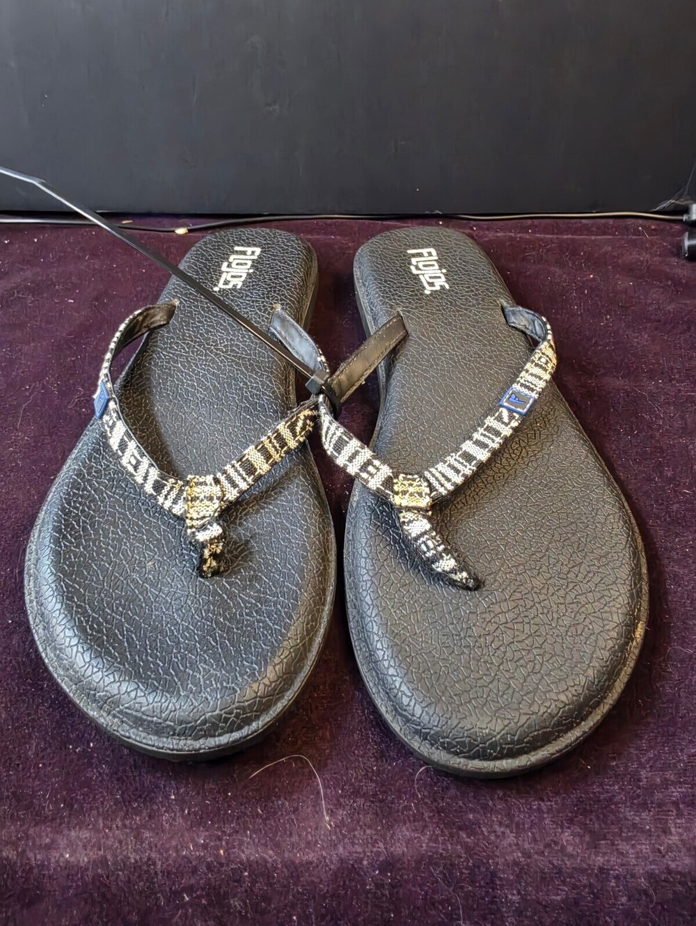 Flojos striped thong sandals black